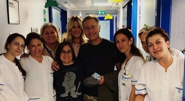 Paolo Bonolis in ospedale da Elena Santarelli, l'affetto su Instagram: «Hai un cuore grande»