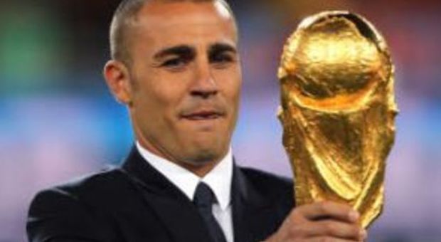 Cannavaro restituisce la Coppa del Mondo (Lapresse)