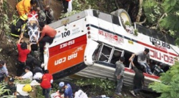 Autobus precipita da una scarpata (Foto archivio)