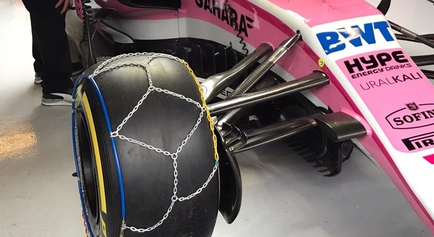 Formula 1: nevica durante i test in Spagna, la Force India monta le catene