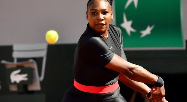 Serena Williams con la tuta da Catwoman al Roland Garros: «Per tutte le mamme»