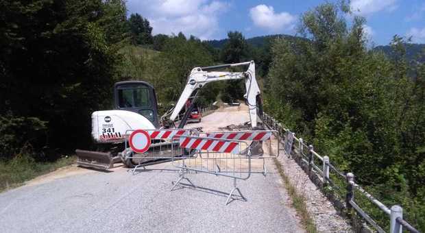 I lavori sul ponte nei pressi della frazione di Pistrino