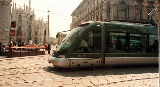 Milano, ragazzina molestata sul tram e minacciata con una mannaia: «Sei violentabile»
