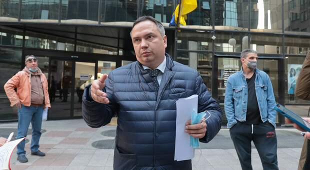 Ucraina, la chiamata alle armi del console di Napoli: «Chi vuole può tornare in Patria e imbracciare i fucili»