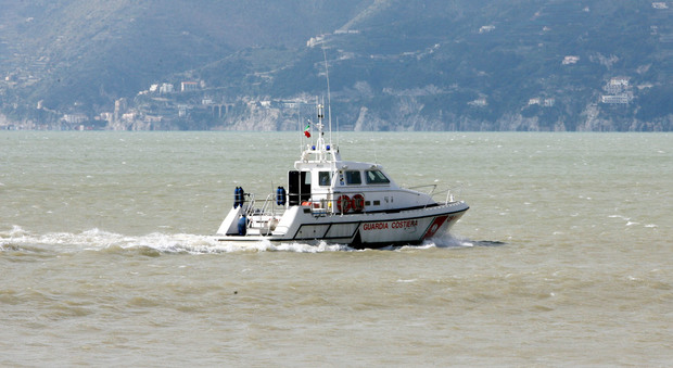 Barca si rovescia nelle acque di Campolongo, due pescatori finiscono in ospedale