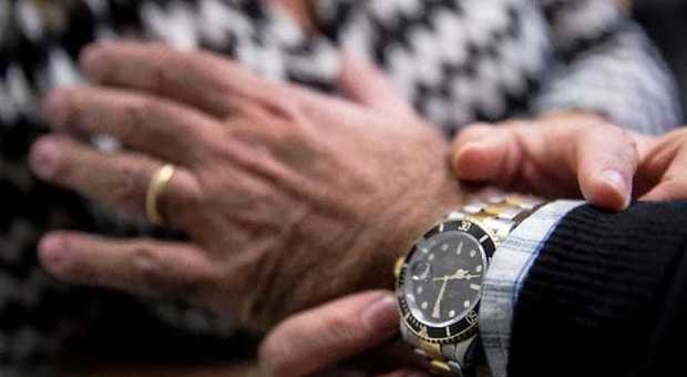 Roma: rubano orologio da 12mila euro in una gioielleria, due arresti in via Monte D'Oro