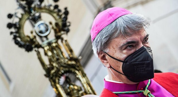 Napoli, il vescovo Battaglia scrive una lettera ai giornalisti: «Più spazio alla cronaca bianca»