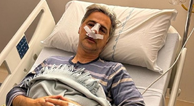 Beppe Convertini, incidente in moto a Roma: ricoverato in ospedale. «La mia faccia completamente distrutta»