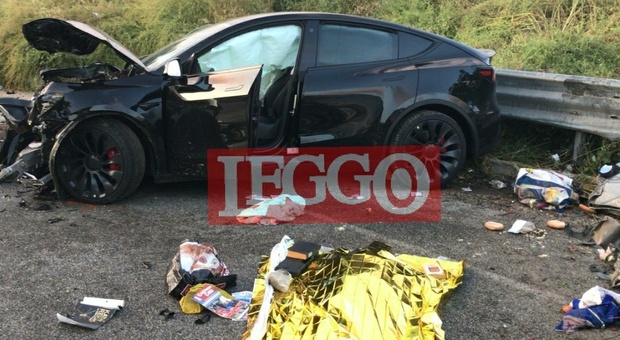 Incidente a Roma, cinque ragazzi su una Tesla invadono la corsia opposta e si scontrano con un'auto: morta una donna