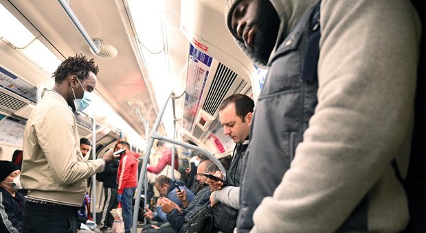 Virus Londra, morti record ma ritorno in metro senza mascherine: ressa e polemiche