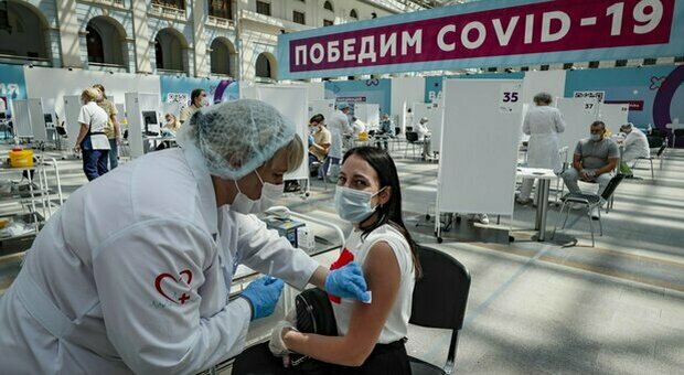 Sputnik, il governo russo ammette il flop del suo vaccino. E dal Sudafrica: «Aumenta il rischio hiv»