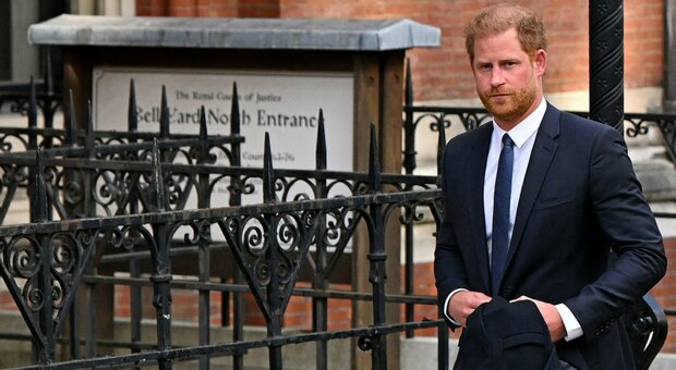 Harry torna a Londra (ma è sempre più solo): il padre re Carlo non ha voluto incontrarlo: «Era occupato»