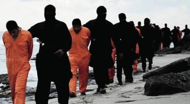 L'Isis mette in vendita due ostaggi su una rivista: «Offerta a tempo limitato»