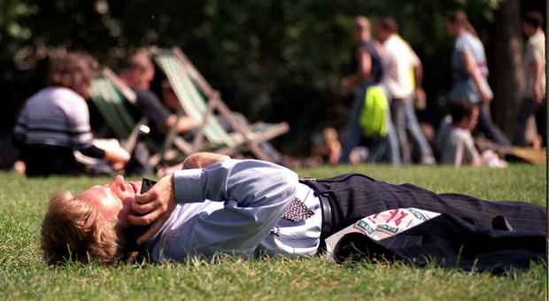 Caldo record in Inghilterra: a Londra tutti nei parchi con le creme solari
