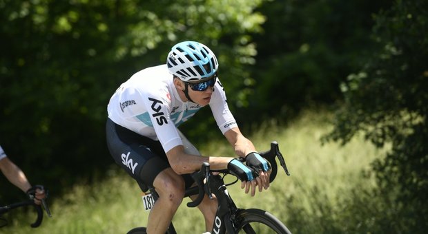 Giro d’Italia Froome attacca sulla Cima Coppi. Yates perde la maglia rosa, crisi anche per Pozzovivo