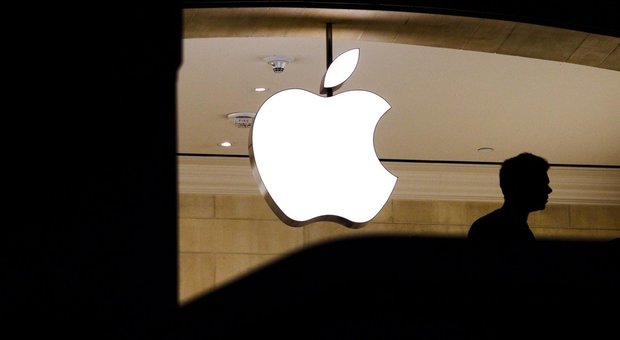Apple taglia stime ricavi, meno vendite di iPhone: pesa rallentamento Cina. Titoli giù