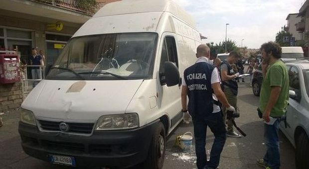 Roma, assalto a furgone portavalori: armati di mitra speronano il blindato e fuggono con 200mila euro