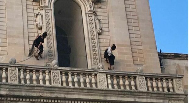 Ragazze si arrampicano sul campanile del Duomo