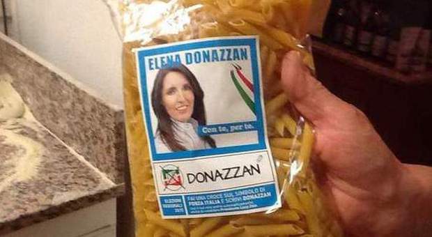Il pacco di pasta con il santino di Elena Donazzan (Ansa)