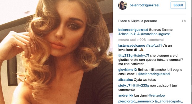 Belen, scollatura hot su Instagram: fan in delirio: "Viva le te..."