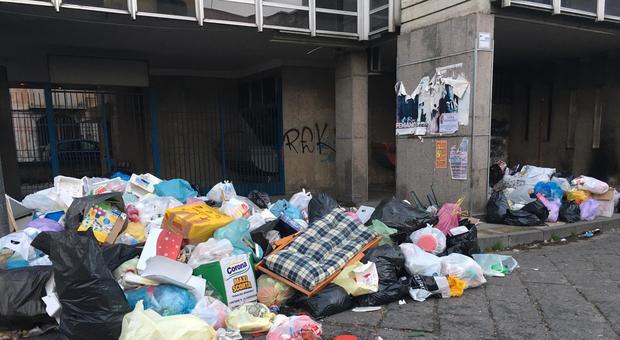 Napoli, cumuli di rifiuti a terra: rogo vicino a municipio di Ponticelli