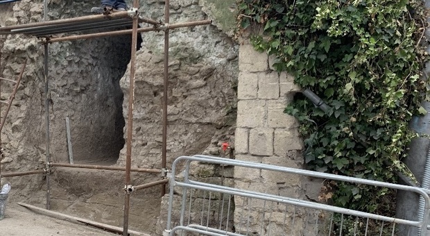 Affiorano reperti archeologici nel Napoletano: sul posto gli esperti della Soprintendenza