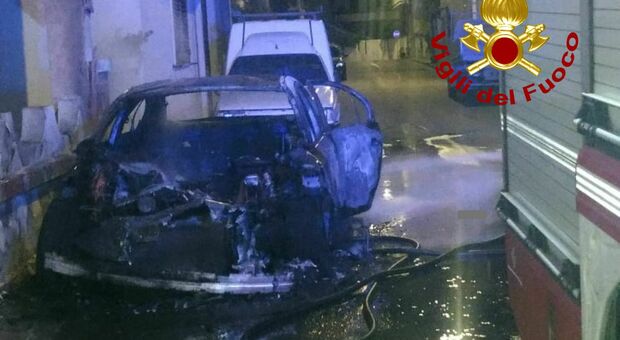 Salento, ancora un'auto incendiata: distrutta una Bmw