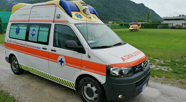Incidenti stradali a Udine e Manzano: un'auto contro il muro e un'altra contro un platano, cinque persone in ospedale