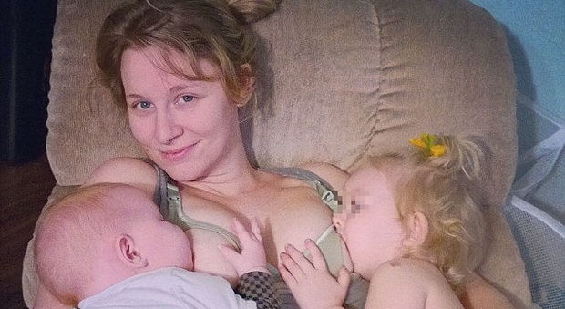 Lacey ha due bimbi al seno mentre allatta, la foto scatena le polemiche: ecco perché