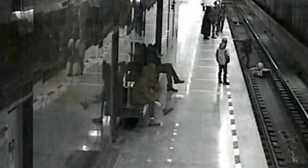 Russia, bambino distratto dal cellulare cade sui binari della metropolitana: il salvataggio thriller