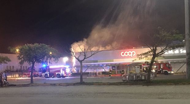 Centro commerciale va a fuoco nella notte. C'era amianto: inagibile
