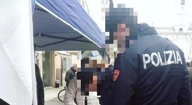 Ascoli, poliziotti in divisa firmano al gazebo pro-Salvini: la questura apre un'inchiesta