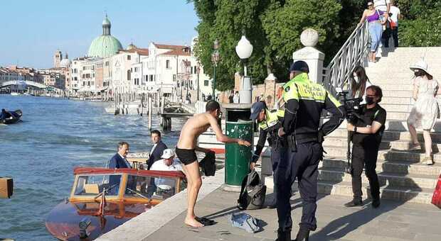 VENEZIA Un giovane si è denudato a Piazzale Roma, bloccato dal sindaco