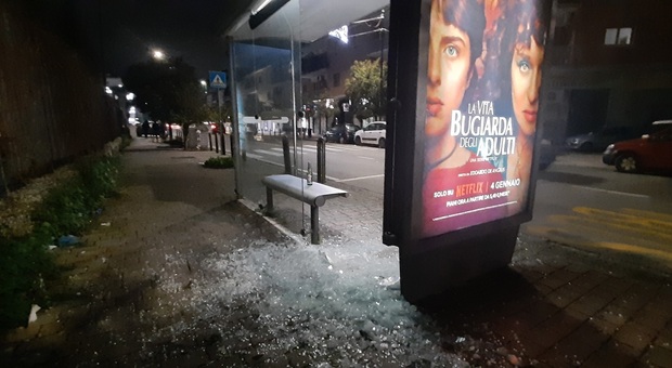 Napoli, vandalizzata la fermata del bus a Soccavo