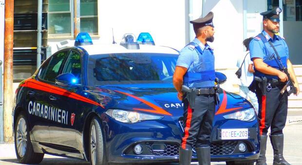 Ferisce immigrato con cocci di bottiglia e mattarello, poi si scaglia contro i carabinieri: doppio arresto