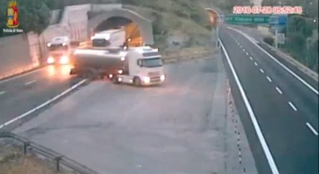 Ancora una manovra choc di un camionista: tenta inversione in autostrada