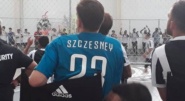 Juventus, subito virale la maglia con errore del neoacquisto Szczesny