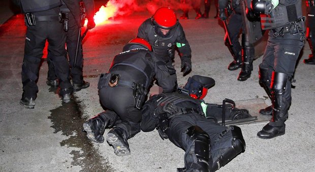 Scontri fra ultras a Bilbao: poliziotto muore per un doppio attacco cardiaco