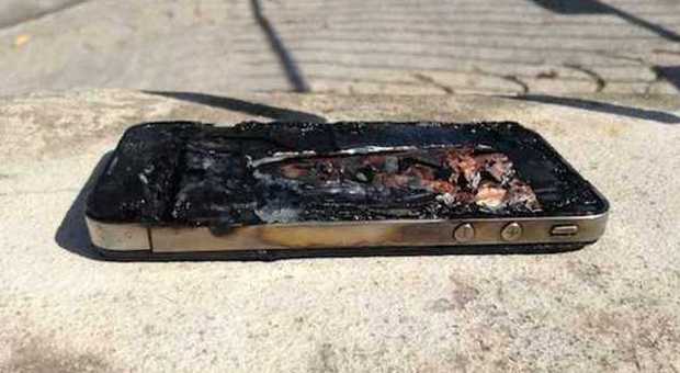 Uccisa a 18 anni dal suo iPhone 4S, ragazza bruciata viva nel sonno