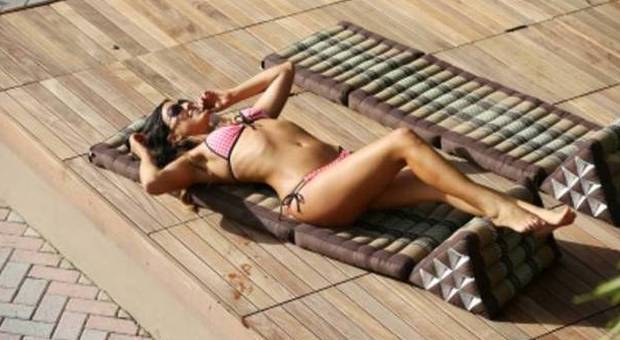 Claudia Romani, relax in piscina: due pezzi rosa e curve al punto giusto