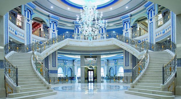 Trasformato in prigione extralusso, l'hotel Ritz di Riad riapre finalmente i battenti