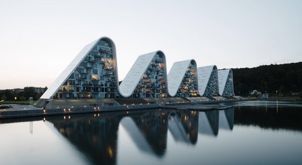 Danimarca, le case a forma di onda che si affacciano sul fiordo