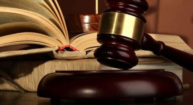 Avvocato in tribunale senza calzini: rischia di essere multato