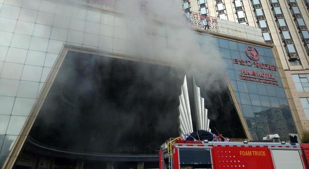Cina, palazzo di due piani in fiamme: almeno 22 morti e 3 feriti