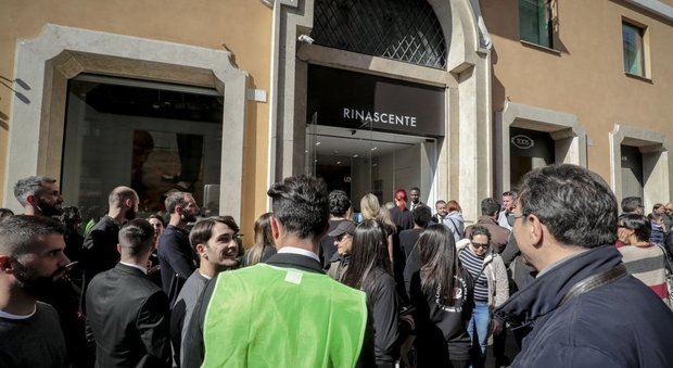 Roma, derubano una turista cinese alla Rinascente di 8000 euro: fermate due donne bulgare
