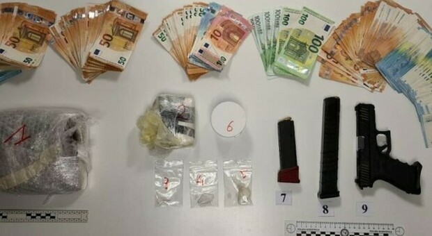 In casa un chilo di cocaina, una pistola e 10mila euro, arrestata coppia di fidanzati