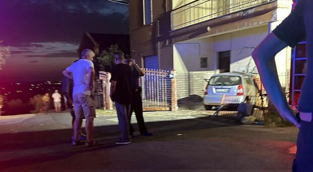 Auto contro il garage di una casa a Ferentino: muore una donna di 65 anni, grave il figlio