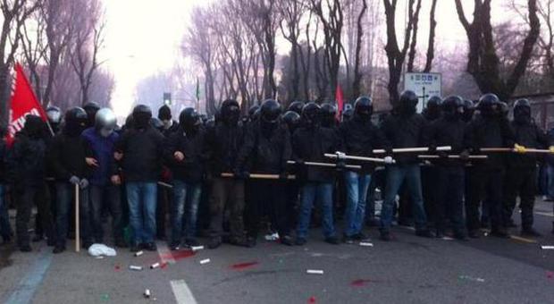 Cremona, scontri al corteo dei centri sociali dopo incidenti con Casa Pound