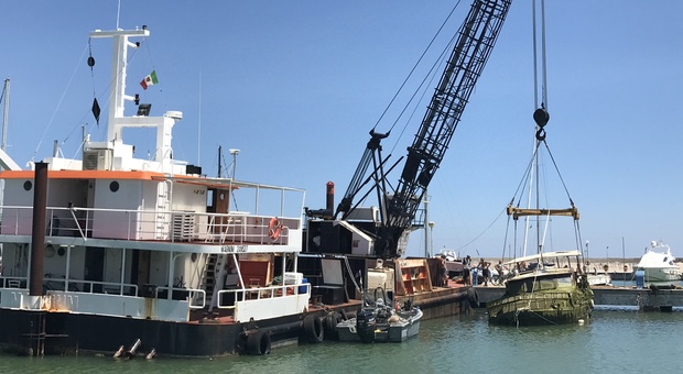 Porto San Giorgio, ripescato il relitto della Dolphin in porto