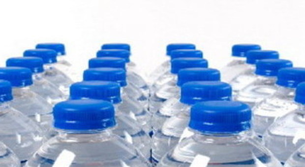Bottiglie al sole nel Napoletano, acqua minerale alla plastica: sequestrata